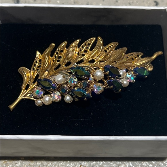 Jewelry - Vintage Gold Leaf Brooch with Pearls and Crystals
